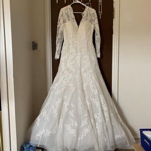 Pronovias wedding gown in a good condition.
